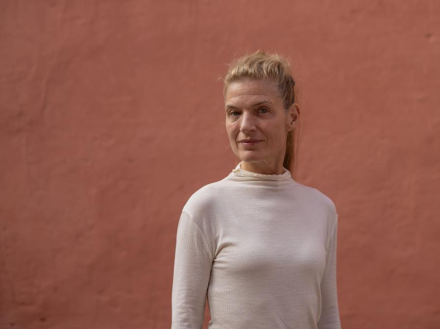 En kvinde der står og ser ind i kamaret